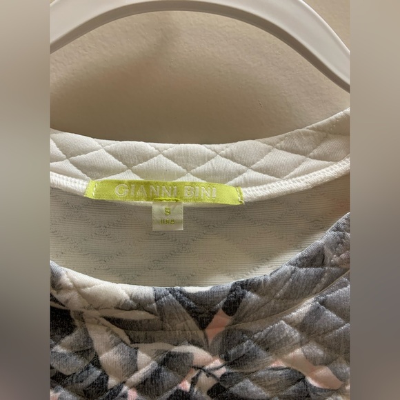 NWOT Gianni Bini Rose Print Quilted Crop Top - Perfect condition, never worn🌷🌹 - Picture 3 of 7